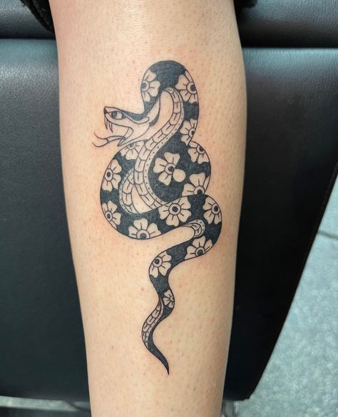 Floral snake #snake #dangernoodle #noperope #snek #flowers #blackwork #hurtjuice #topnotch #topnotchtattoo #topnotchtattoos #elgin #tattoo #tattooartist #tattooer #cute #beautiful #photooftheday #Electricyetti #illinois #midwest Hognose Snake Tattoo, American Traditional Snake Tattoo, Floral Snake Tattoo, Traditional Snake, Traditional Snake Tattoo, Mouth Tattoo, Floral Snake, Hognose Snake, Snake Tattoo Design