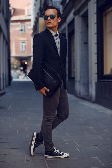 Black Chucks Outfit Men, Black Chuck Taylors Outfit Men, Converse Low Outfit Men, Converse With Suit, Summer Smart Casual Outfits, Black Chucks Outfit, Transmasc Style, Chuck Taylors Outfit Men, Chuck Taylors Outfit