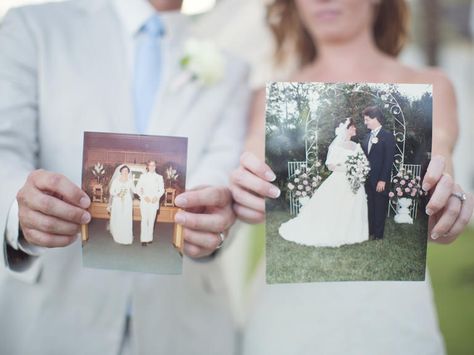 Gift for Parents - have a vintage photo of them on their day framed as thanks. Pick a photo of their first dance or one as they're exiting the reception or even a pretty posed shot of them in their wedding attire. Wedding Photo Gift, Thank You Gift For Parents, Wedding Gifts For Bride And Groom, Top Wedding Trends, Wedding Gifts For Parents, Parents Wedding, Wedding Day Gifts, Best Gifts For Mom, Bride And Groom Gifts