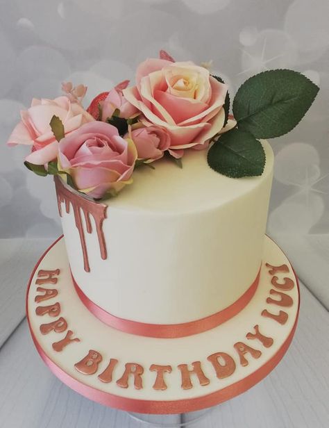 half drip cake with artificial flowers Half Drip Cake, Half Kg Cake Design, Cake With Artificial Flowers, Drip Cake Ideas, Simple Elegant Cakes, Sprinkle Drip Cake, Elegant Cake Design, Cake Decorating Flowers, Creative Cake Decorating