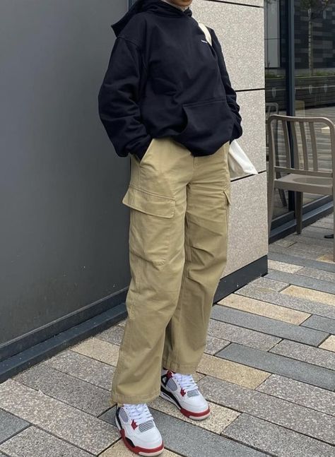 Big Khaki Pants Outfit, Cargo Modest Outfits, Hijabi Green Cargo Pants Outfit, Outfit Ideas With Khaki Cargo Pants, Modest Cargo Outfits, Beige Cargos Outfits Winter, Cargos Outfits Aesthetic, Beige Cargo Outfits Women, Khaki Hoodie Outfit