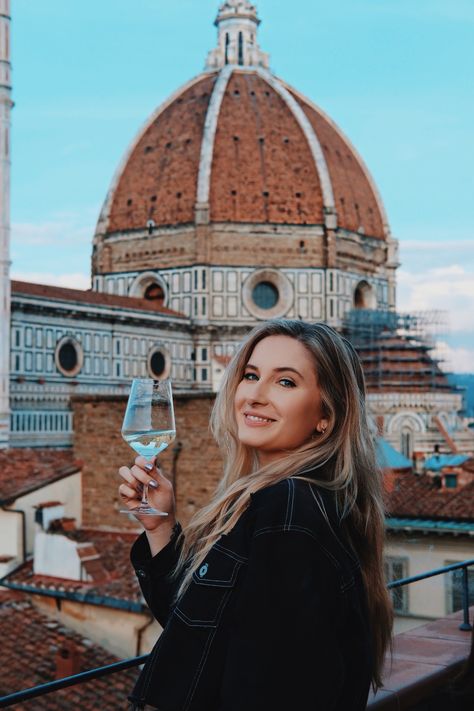 Florence Poses Photo Ideas, Florence Instagram Pictures, Florence Picture Ideas, Italy Spots, Florence Photo Ideas, Florence Photoshoot, Autumn Italy, Florence Italy Aesthetic, Florence Photography