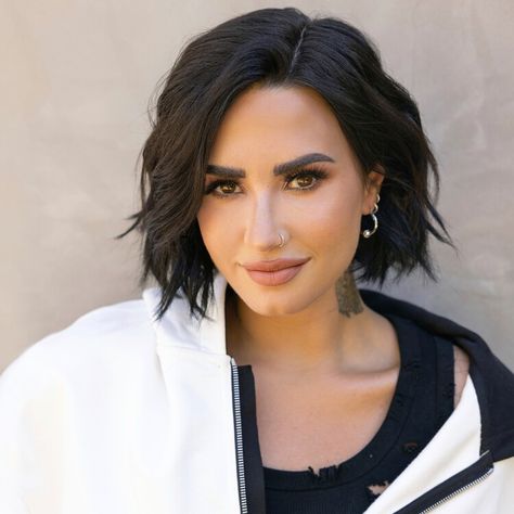 One Last Thing With Singer Demi Lovato — People Demi Lovato Haircut, Demi Lovato Short Hair, Braun Hair, Demi Lovato Hair, Demi Lovato Style, Long Bob Hairstyles, Celebrity Wallpapers, Body Wave Hair, Hair Stylist Life