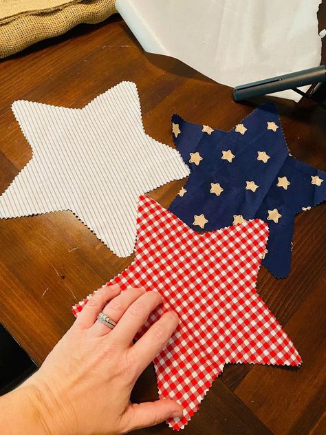 three stars cut out of fabric for a patriotic table runner Patriotic Table Runner Pattern, 4th Of July Table Runner Free Pattern, Patriotic Table Runners Free Pattern, Table Runners Diy Easy, Patriotic Sewing, 4th Of July Table Runner, Fouth Of July Crafts, July 4th Food, Star Table Runner