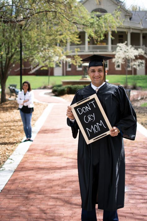 High Graduation Pictures Senior Year, Senior Photo Boards Display, Sibling Graduation Photoshoot, High School Graduation Party Ideas Class Of 2023, Grad Party At Park Shelter, Baseball Senior Pictures Cap And Gown, Senior Picture With Parents, Diy Graduation Pictures Ideas, Graduation Pictures With Friends Boys