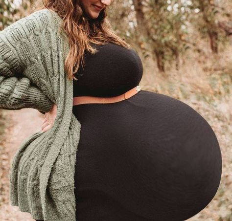 Pregnant With Triplets Belly, Pregnant Belly Huge, Big Belly Outfits Plus Size, Belly Clothes, Big Pregnant, Pregnant With A Girl, Pregnancy Belly Photos, Plus Size Maternity Dresses, A Pregnant Woman