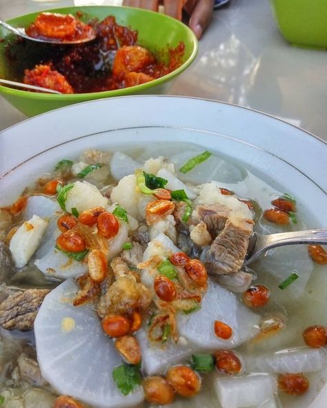 Soto Bandung yang bening gurih enak dimakan saat udara berangin. Paduan daging berlemak dan kedelai goreng membuat rasanya makin gurih mantap. Bikin yuk! Soto Bandung, Food Channel, Meat, Yummy Food, Chicken