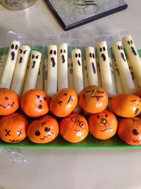 Cheese stick ghost and mandarin Orange "pumpkins" healthy Halloween treats for kids. Healthy Halloween Treats For Kids, Plat Halloween, Menu Halloween, Recetas Halloween, Cheese Stick, Halloween School Treats, Halloween Class Party, School Halloween Party, Healthy Halloween Treats