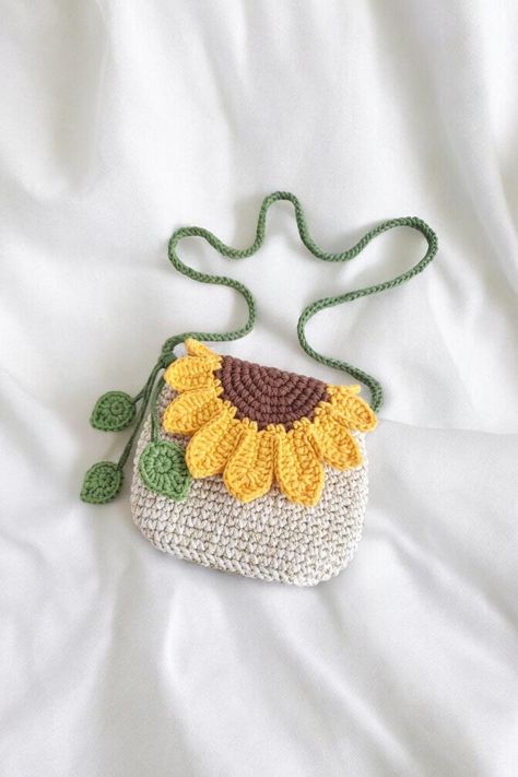 Discover the tools you need for knitting and crochet to create beautiful and practical kitchen items. Explore simple projects to add a touch. Sun Flower Crochet Bag, Crochet Bags For Kids, Crochet Flower Bag Pattern Free, Kids Bag Crochet, Crochet Small Bags, Yellow Crochet Projects, Small Crochet Bags, Crochet Kids Bag, Crochet Bag For Kids