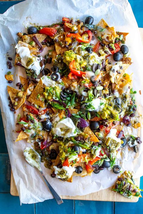 Roasted Veggie Fajita Nachos Fajita Nachos, Creamy Chicken Enchiladas Recipe, Best Nachos, Veggie Nachos, Veggie Fajitas, Roasted Veggies In Oven, Vegetarian Nachos, Tostada Recipes, Sweet Potato Nachos