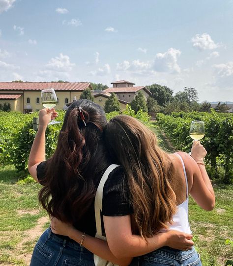 Wine Tasting Vineyard, Vinyard Wine Outfit, Winery Ig Story, Wine Tasting Inspo Pics, Wine Tasting With Friends, Winery Friend Pictures, Winery Photo Ideas Friends, Wine Poses Instagram, Vineyard Wine Tasting Aesthetic