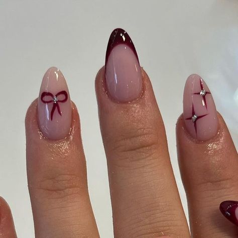 𝐆𝐈𝐀𝐍𝐆’𝐒 𝐍𝐀𝐈𝐋𝐒 on Instagram: "Pretty 🎀♥️✨ #red #rednails #prettygirls #almondnails💅 #naila #nailartaddict #nailinspiration #nailsnailsnails #naillove #nailinstagram #nailideas #burgundy #burgundynails #naillove #nailartaddict #nailartclub #nailartwow #nailinspo #nailoftheday" Dark Red Nails With Bow Design, Dark Red Nails With Snowflake, Easy Bow Nail Art, Burgundy Bow Nails, Dark Red Nails With Bow, Burgundy Nails Christmas, Simple Winter Nails Almond, Birthday Nails December, Christmas Oval Nails