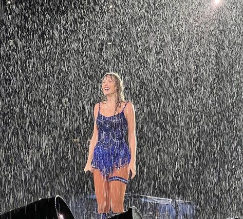 Taylor Swift Aesthetic Square, Rain Show Taylor Swift, Taylor Swift Rain Show, Eras Tour Rain Show, Taylor Swift Rain, Taylor Rain, Taylor Swift Photos, Mother Pictures, Taylor Swift Cute