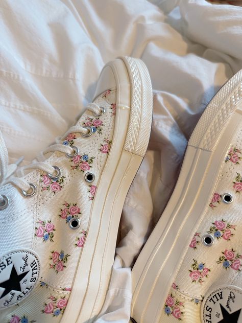 Floral Converse, Cute Converse, Fairy Photoshoot, Pink Converse, All Stars Converse, Shoes Heels Classy, Heels Classy, Shoe Closet, Really Cute Outfits