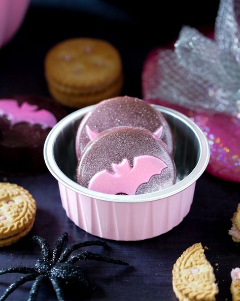 Pink-o-ween Bat Cookies - Life & Sprinkles by Taryn Camp Bat Cookies, Strawberry Sandwich, Bats Cookies, Pink Treats, Chocolate Sandwich, Chocolate Sandwich Cookies, Pink Chocolate, Pink Strawberry, Movie Marathon