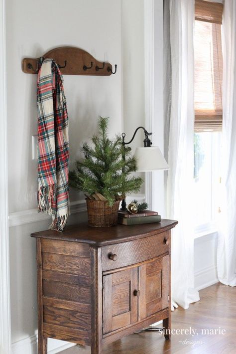 Christmas Foyer & Family Room + A Giveaway - Sincerely, Marie Designs Farmhouse Style Entryway, Style Entryway, Farmhouse Entryway Table, Farmhouse Foyer, Christmas Foyer, Rustic Farmhouse Dining Table, Christmas Entryway, Small Entryways, Diy Entryway