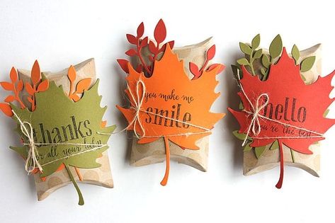 Fall Gift Wrapping Ideas, Fall Treat Boxes, Thanksgiving Diy Decorations, Autumn Packaging, Pillow Box Packaging, Leaf Pillow, Thanksgiving Favors, Pillow Boxes, Twig Wreath