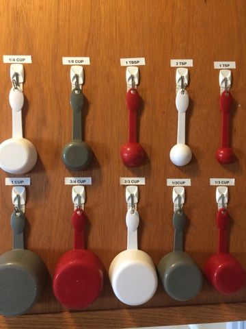 The Smart Momma: Hang Measuring Cups on Cabinet Door Measuring Spoons Organization, Measuring Cup Organization, Measuring Cup Storage, Inside Kitchen Cabinets, Ikea Play Kitchen, Conversion Chart Kitchen, Kitchen Ideals, Kitchen Cupboard Designs, Space Saving Kitchen