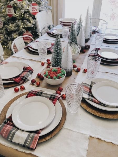 Christmas Table Settings For Small Table, Simple Table Settings Christmas, Basic Christmas Table Decor, Set Up Table For Christmas, Christmas Table Decorations For Round Tables, Christmas Gathering Table Decor, Christmas Table Settings Plaid, Easy Christmas Tablescapes Simple, Christmas Decor For Dinner Table