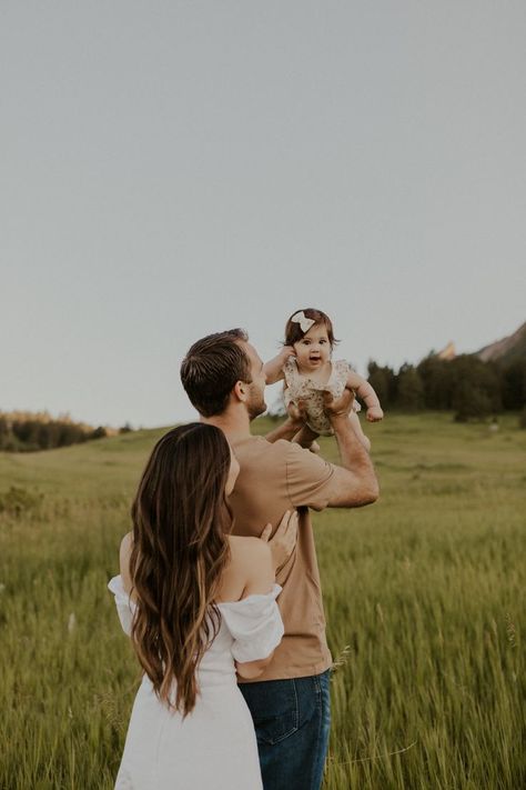 Chautaquua Park summer family photos in Boulder, Colorado. what to wear for family photos | candid family posing | neutral family photo outfits | summer family photos | boulder family photos | colorado family photos | family photos with baby | outdoor family photos with baby | colorado family photographer | boulder family photographer | denver family photographer | blue hour family photos Neutral Family Photo Outfits, Family Photo Outfits Summer, Western Family Photos, Neutral Family Photos, Boulder Flatirons, Family Pet Photography, Family Session Poses, Outdoor Family Pictures, Outdoor Newborn Photography