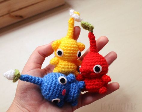 Pikmin Crochet Pattern Free, Pikmin Crochet, Animal Plushies, Crochet Keychain Pattern, Crochet Design Pattern, Kawaii Crochet, Crochet Fashion Patterns, Fun Crochet Projects, Diy Crochet Projects