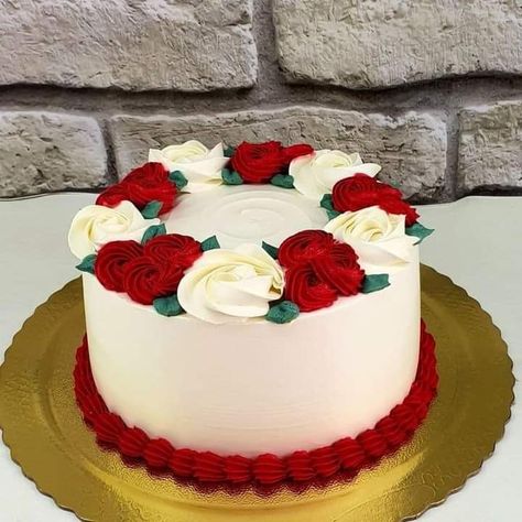 Pretty Cake Designs Birthday, Cake Decorating Designs Simple, Cute Simple Cake Designs, Red Cake Decoration, Cake With Red Flowers, Simple Cake Design, Floral Cake Design, Flower Cake Design, Red Birthday Cakes