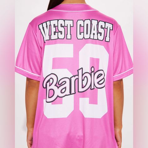 New Condition, Tags Attached. Gorgeous Barbie Jersey! Get It Fast With 1-3 Day Priority Mail Shipping. Orders Are Packed & Shipped Same Day! Barbie Jersey, Barbie Crop Top, Barbie Sweatshirt, Barbie Lego, School Dr, Barbie Top, Barbie Logo, Malibu Barbie, Dance School