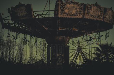 Carousel Aesthetic Dark, Abandoned Circus Aesthetic, Creepy Carousel, Abandoned Carousel, Abandoned Circus, Abandoned Carnival, Six Flags New Orleans, Haunting Images, Haunted Circus