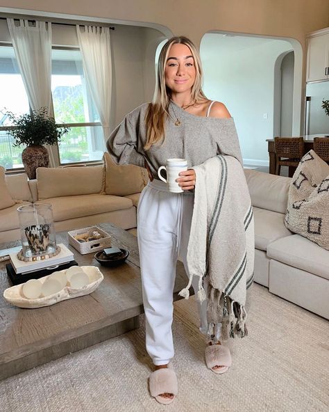 Julia Havens on Instagram: “A huge Amazon home decor haul just went up on my YouTube channel! Including these comfy slippers and so many other decor goodies for the…” Comfy Home Outfits, Julia Havens, Basic Ootd, Loungewear Outfit, Mommy Outfits, 1st Apartment, Blue Prints, Comfy Slippers, Bohemian Modern