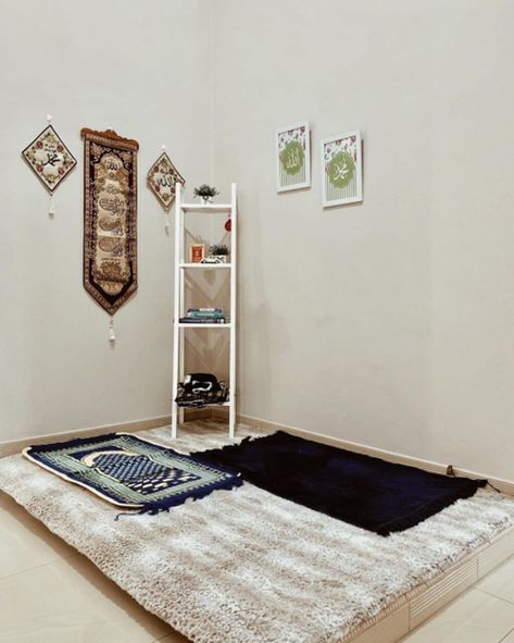 30 Praying Room Ideas To Bring Your Ramadan More Beautiful | Home Design And Interior Small Prayer Room Ideas Muslim, Praying Corner At Home Muslim, Praying Room Ideas Muslim, Small Prayer Room, Namaz Room, Praying Room, Muslim Prayer Room Ideas, Prayer Room Ideas, Diy Ladder