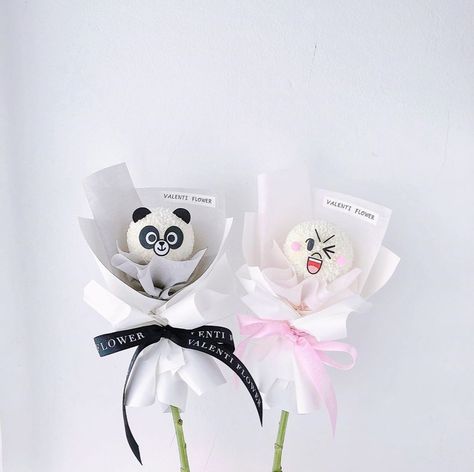 Pompom Flowers Bouquet, Toy Bouquet, Animal Flower Arrangements, Man Bouquet, Panda Gifts, Flower Bouquet Diy, Creative Flower Arrangements, Cute Couple Gifts, Flower Bar