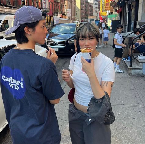 Pose With Ice Cream, Ice Cream Date Outfit, Couple Ice Cream, Ice Cream Beach, Ice Cream Pictures, Cute Picture, Pose Idea, Couples Photo, Photo Poses For Couples