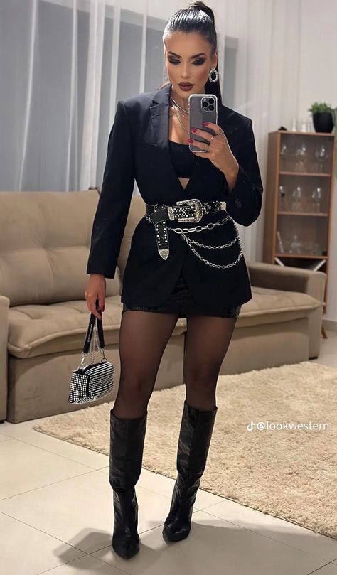 Black Rhinestone Boots Outfit, Western Black Outfit, Look Expo, Black Cowgirl Boots Outfit, Office Attire Women, Black Cowgirl Boots, Cowgirl Boots Outfit, Rodeo Boots, Fiesta Outfit