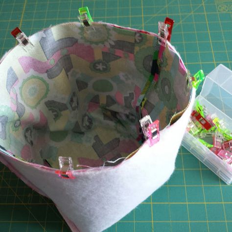 Fabric Easter Basket, Fabric Basket Tutorial, Diy Sewing Gifts, Úložný Box, Fabric Bowls, Fabric Basket, Clothes Basket, Fabric Boxes, Sewing Baskets