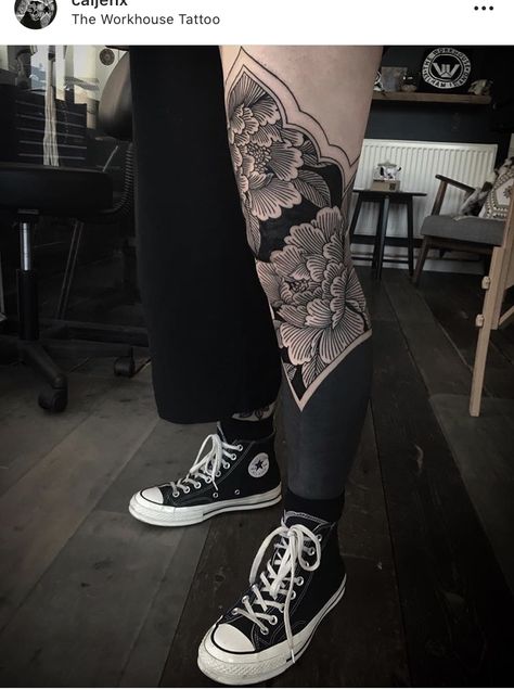 Tato Ikan Koi, Blackout Tattoo, Ikan Koi, Floral Tattoo Sleeve, Tato Lengan, Leg Tattoos Women, Leg Sleeve Tattoo, Knee Tattoo, Sleeves Ideas