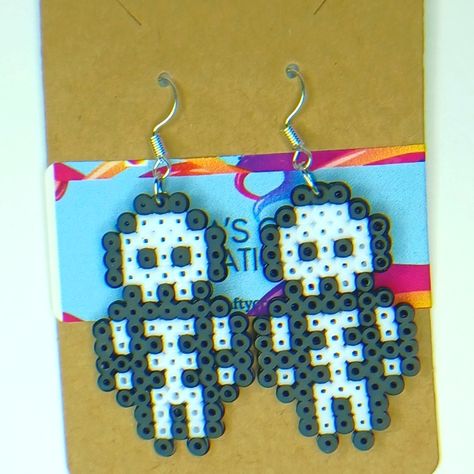 Skull Perler, Perler Bead Earrings, Perler Earrings, Perler Designs, Beaded Things, Beads Patterns, Skeleton Earrings, Spider Earrings, Beaded Jewelry Necklaces