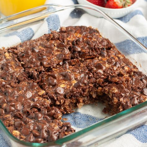 Healthy Chocolate Oatmeal Bars, Chocolate Baked Oatmeal Recipes, Chocolate Oatmeal Bake, Chocolate Baked Oatmeal, Oatmeal Fudge Bars, Oatmeal Bars Healthy, Oatmeal And Eggs, Chocolate Cookie Bars, Chocolate Oatmeal Bars