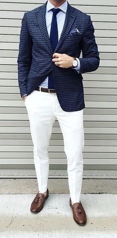 Mens Fashion Rugged Simple, Gentleman Mode, Versace Shirts, Blazer Outfits Men, White Chinos, Elegante Casual, Tuxedo For Men, Gentleman Style, Blazer Fashion