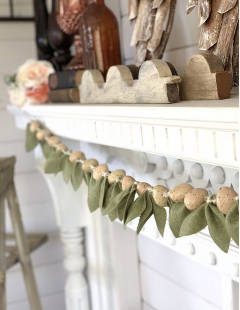 Leaf Garland Diy, Felt Leaf Garland, Felt Flower Garland, Felt Leaf, Garland Ideas, Fall Leaf Garland, Cricut Shirts, Garland Diy, Felt Leaves