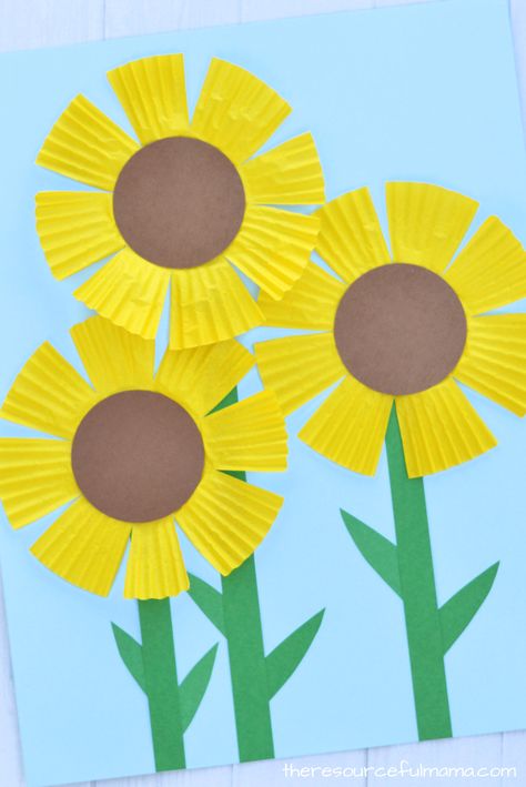 Cupcake liners aren't just for baking . This cupcake liner sunflower craft is an easy, inexpensive craft for late summer early fall. Fall Crafts Construction Paper, Sunflower Art Preschool, Sunflower Art For Kids, Bumblebee Craft, Flower Crafts For Kids, Sunflower Craft, Cupcake Liner Flowers, Late Summer Early Fall, Sunflower Crafts