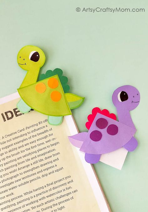 This adorable dinosaur corner bookmark is enough to turn anyone into a dinosaur fan! Make it for your friends as a cute back-to-school present! Origami Bookmark Corner, Bookmark For Kids, Kids Dinosaur Costume, Diy Dinosaur, Diy Rocket, Library Crafts, Bookmarks Diy, Diy Carnival, Origami Bookmark