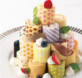 Japanese Roll Cake, Super Torte, Swiss Roll Cakes, Patisserie Fine, Japanese Cake, Swiss Roll, Roll Cake, Japanese Sweets, Cake Roll