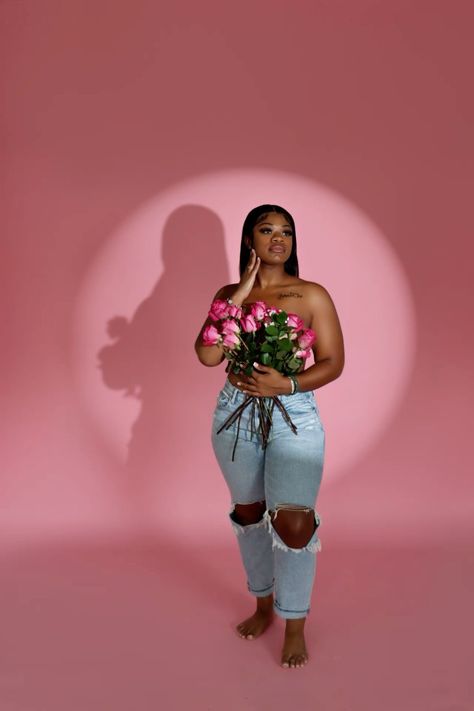 24th Birthday Kobe Photoshoot, 20th Birthday Photoshoot Outfit Ideas, May Birthday Outfit Women, Photoshoot Idea With Flowers, 25th Birthday Photo Shoot Ideas, April Birthday Photoshoot Ideas, Spring Birthday Photoshoot Photo Ideas, Picture Poses With Flowers, Pink Birthday Shoot Ideas