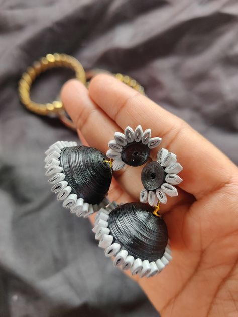 Jhumka Clay Jhumka, Quilling Earrings Jhumkas, Quilling Jhumkas, Quilling Jewellery, Bookmark Diy, Paper Quilling Earrings, Black Sunflower, Paper Jewellery, Easy Mandala