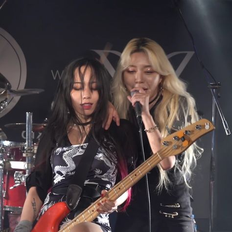 Singer And Guitarist Duo, Girl Band Aesthetic, Rockstar Couple, Lemonade Mouth, Rolling Quartz, Band Au, Rockstar Girlfriend, Rockstar Aesthetic, Rockstar Gf