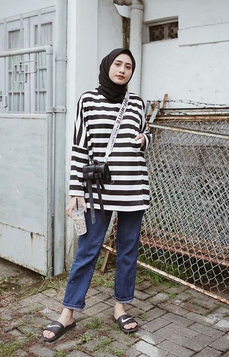 ootd kaos garis hitam putih hijab Study Tour, Ootd Hijab, Normcore, Ootd