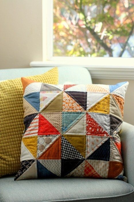 half-square-triangle-pillow Fall Patchwork, Fall Sewing Projects, Triangle Pillow, Fall Sewing, Pillow Projects, Half Square Triangle Quilts, Pillow Tutorial, Patchwork Cushion, Half Square Triangle