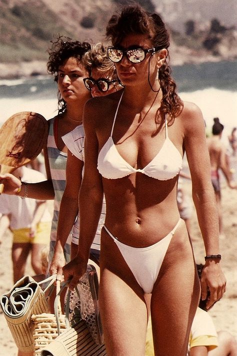 vintage everyday: The Life at Beaches of Chile in the 1980s – Stunning Color Photos Captured People at Renaca Beach 30 Years Ago 80s Beach, London Pictures, People Poses, Vintage Swim, Dwayne The Rock, The 1980s, Perfect Woman, Beach Babe, Vintage Photographs