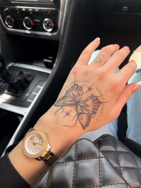 Lotus Flower Hand Tattoo, Hand Tattoo Butterfly, Hand Tattoo Designs For Women, Butterfly Tattoo Hand, Hand Butterfly, Tattoo Main, Simple Hand Tattoos, Butterfly Hand Tattoo, Line Tattoo Ideas