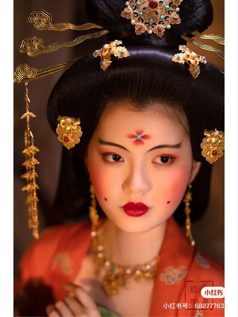 Ancient Chinese Makeup, Makeup Traditional, Historical Makeup, Dragon Makeup, Makeup Chinese, Chinese Makeup, Chinese Dolls, Character Makeup, Traditional Chinese Dress